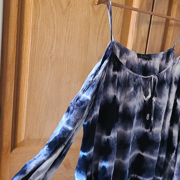 COLD SHOULDER FLOWY TOP - Picture 4 of 9